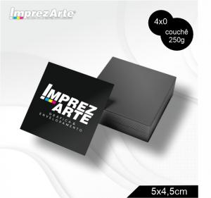 Imã Geladeira couchê 250g 5x4,5cm 4x0 Frente colorido verso branco Verniz Total Frente corte reto Embalagem individual